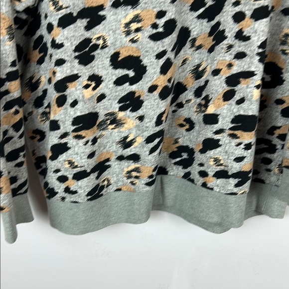 Secret Treasures Gray Leopard Print Top Sweater Size Large - Picture 6 of 9